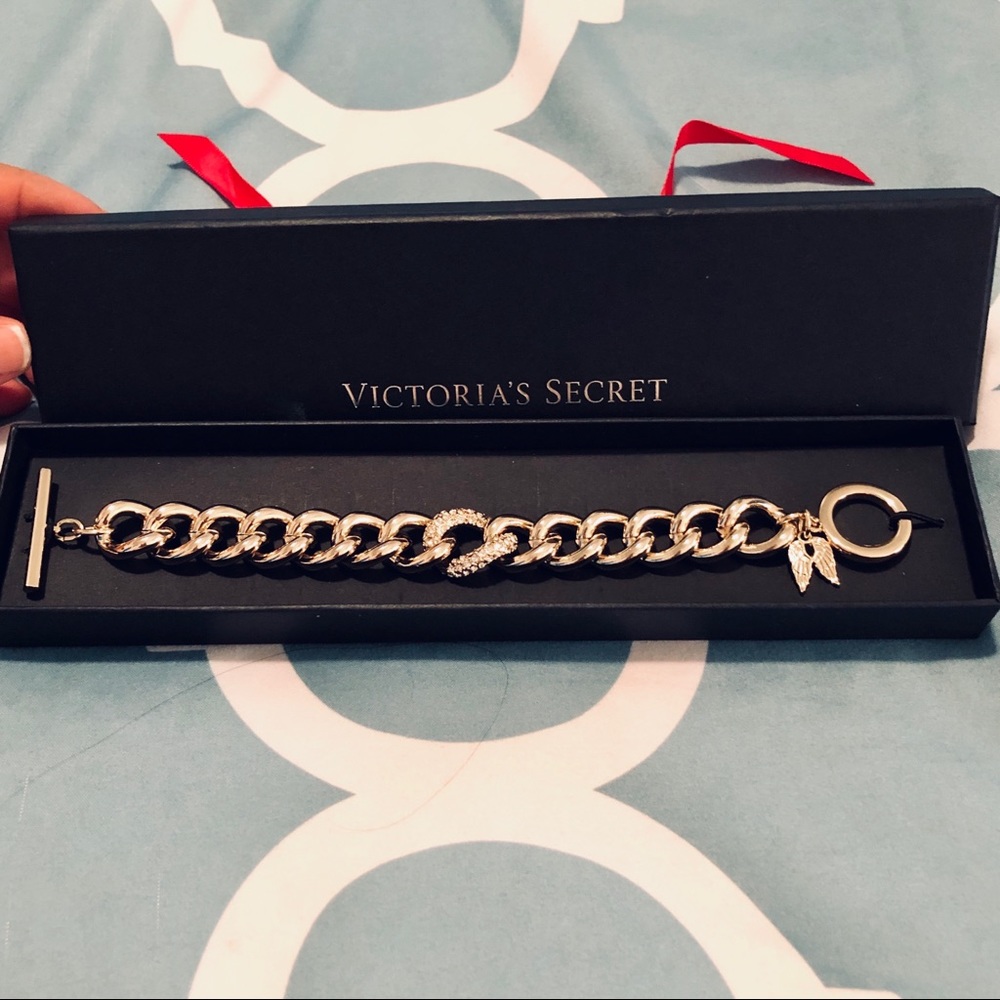 SOLD!! Gold Victoria’s Secret chain link bracelet